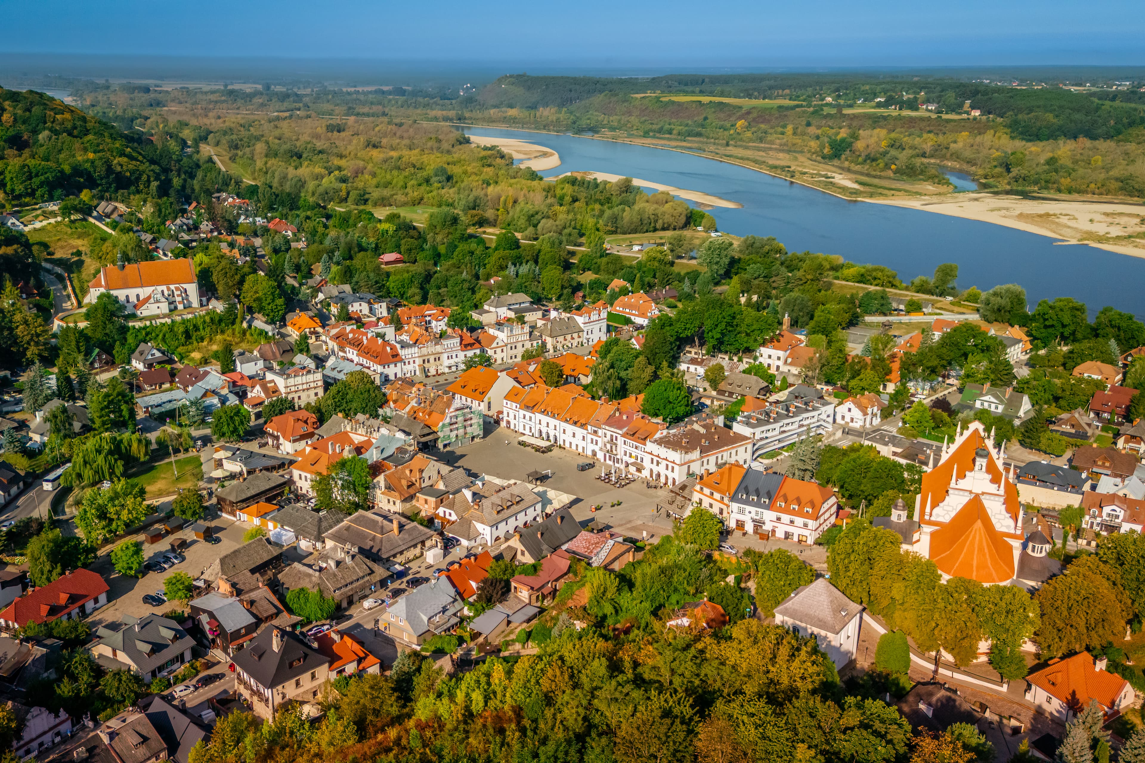 Kazimierz Dolny z lotu ptaka: rynek, kościół farny i Wisła